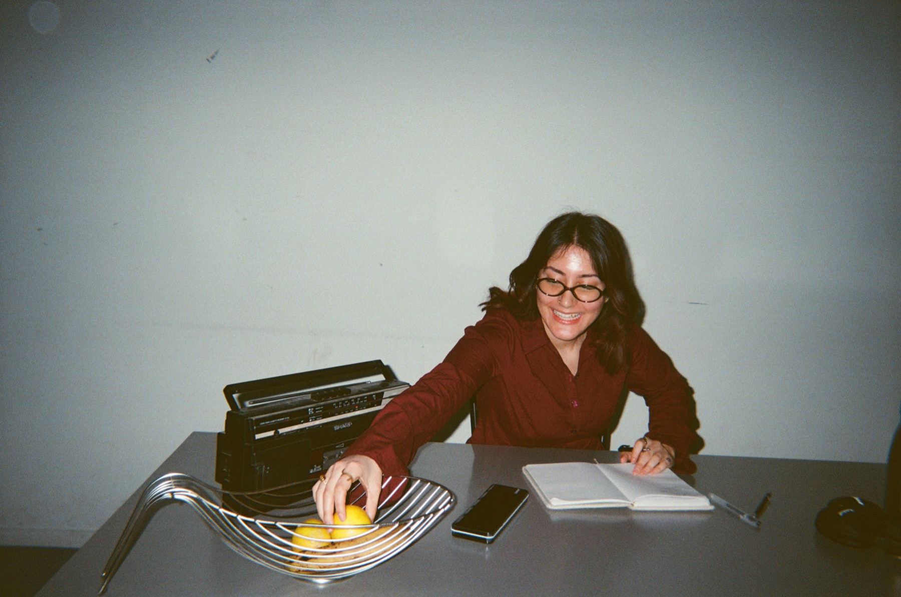 Collega schrijft aan tafel
