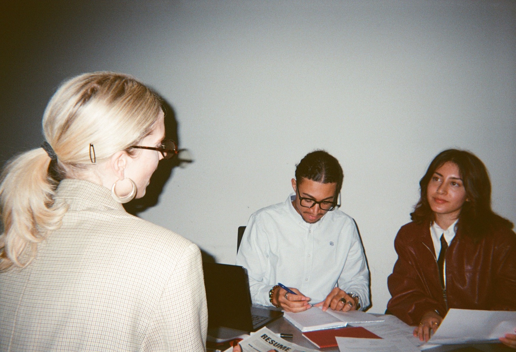 Drie collega's werken samen aan tafel