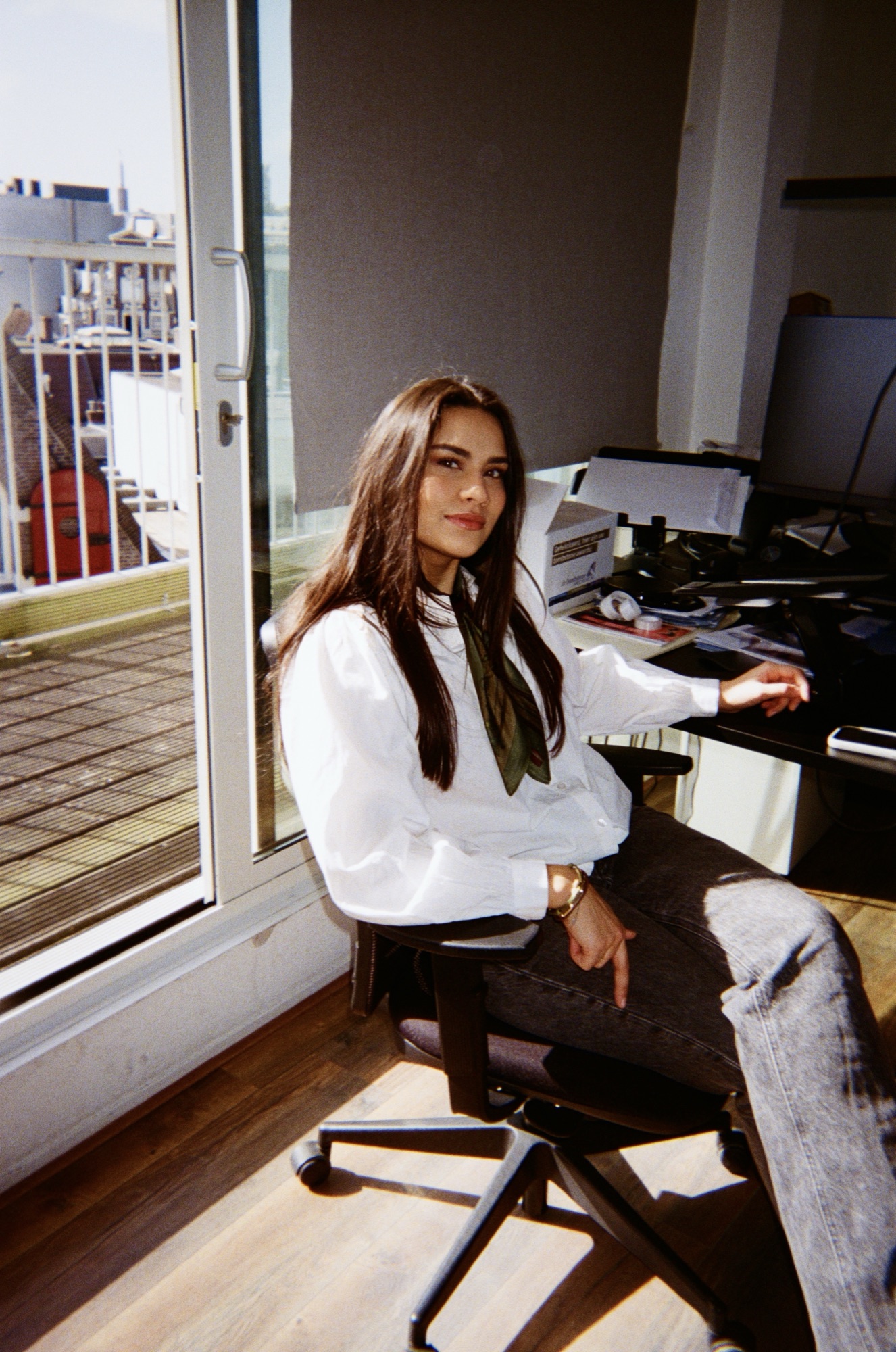 Collega werkt aan haar bureau bij het raam