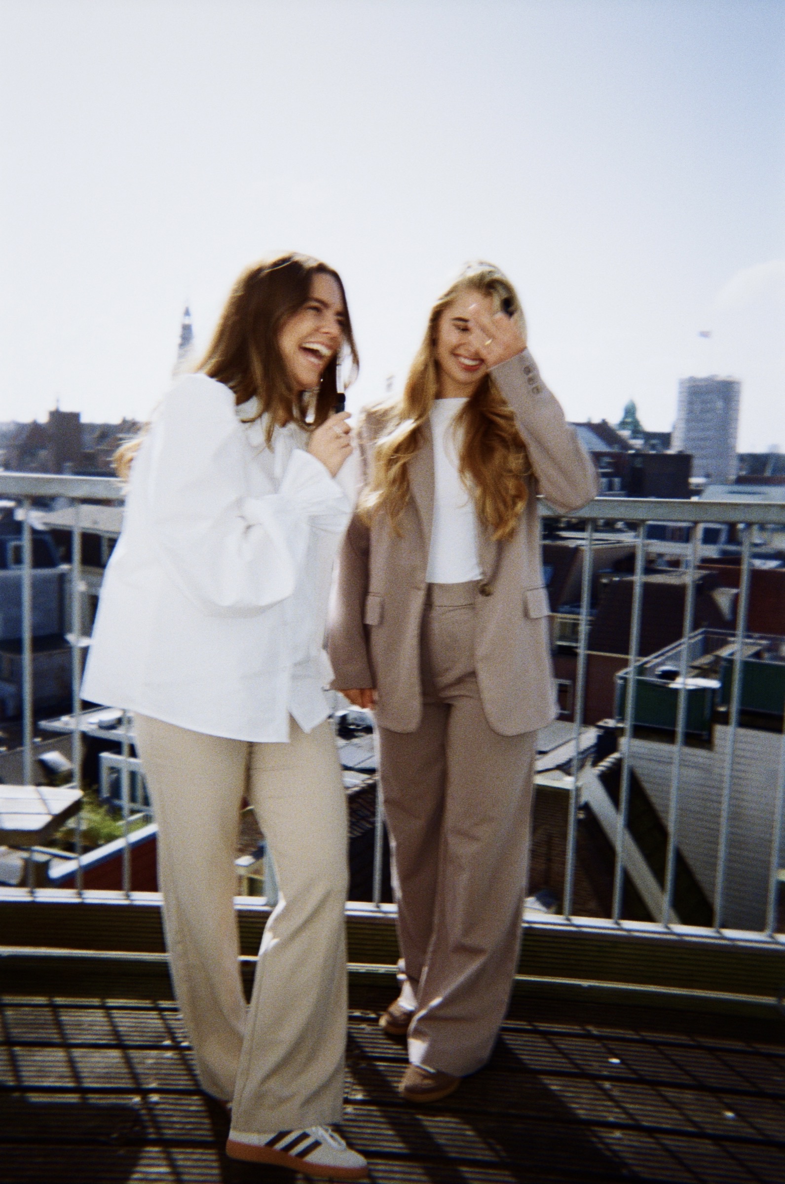 Twee collega's lachen op een dakterras